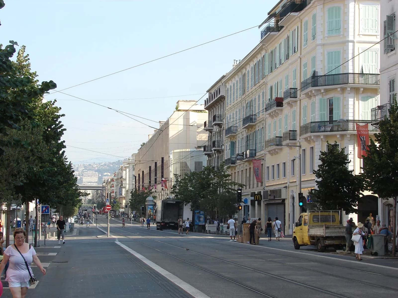 vitrines protégées par des panneaux à Nice